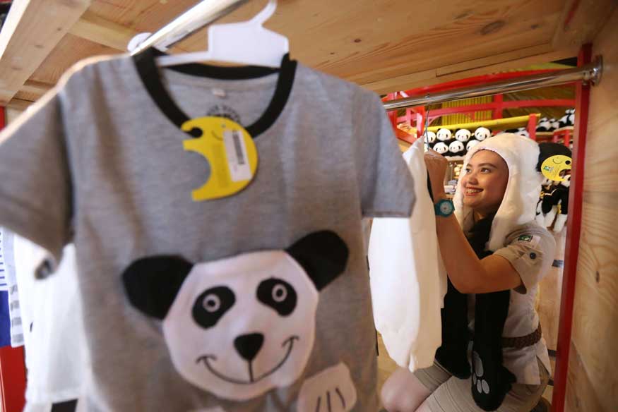 Foto suasana di toko merchandise Istana Panda