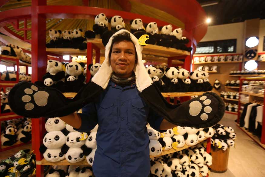 Foto suasana di toko merchandise Istana Panda